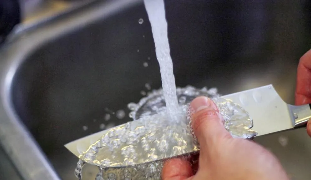 Устойчивы ли кухонные мойки из искусственного камня к царапинам?